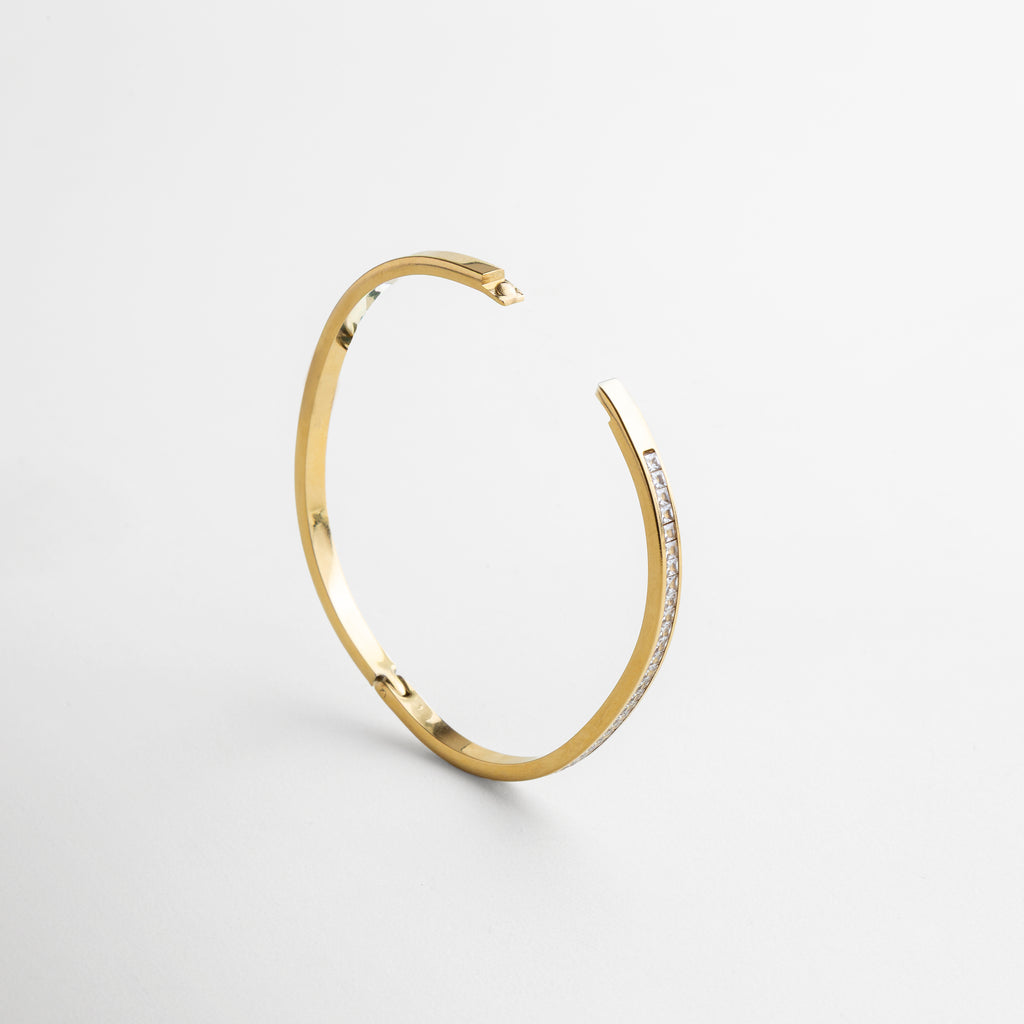 enfoque en el recubrimiento de oro 18K, superficie pulida y uniforme, acabado resistente al uso diario, detalle sofisticado que eleva el diseño, dorado cálido que resalta el brillo de las zirconias