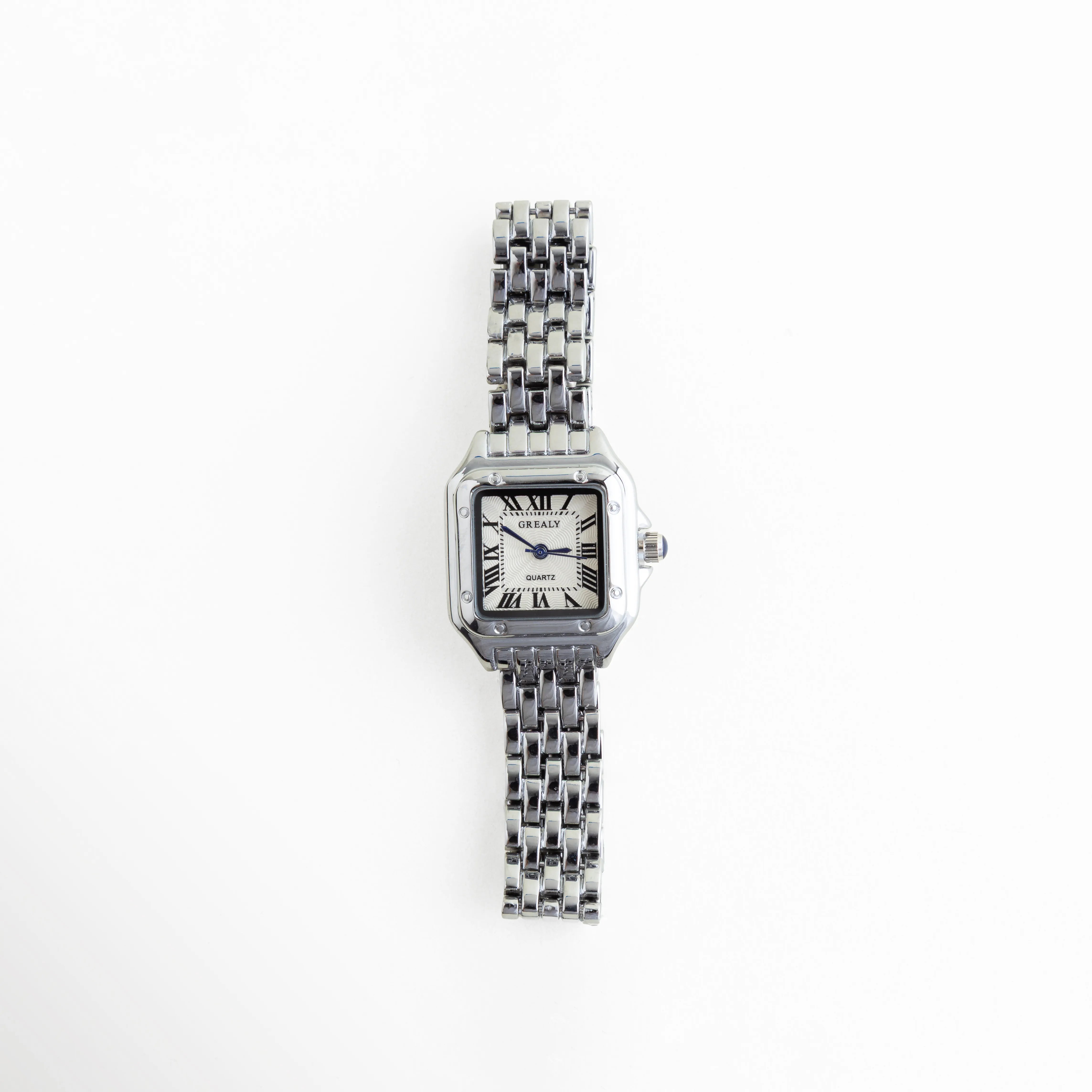Reloj de mujer con carátula cuadrada y acabado en oro blanco, diseño elegante y sofisticado, Vista frontal de reloj femenino en acero inoxidable con estilo refinado y brillo sutil, Reloj elegante para mujer con carátula pequeña y acabado brillante en oro blanco, Carátula de reloj femenino con diseño moderno y acabado en acero inoxidable en tono plata, Reloj de mujer sofisticado con acabado en oro blanco y estilo delicado para uso diario.