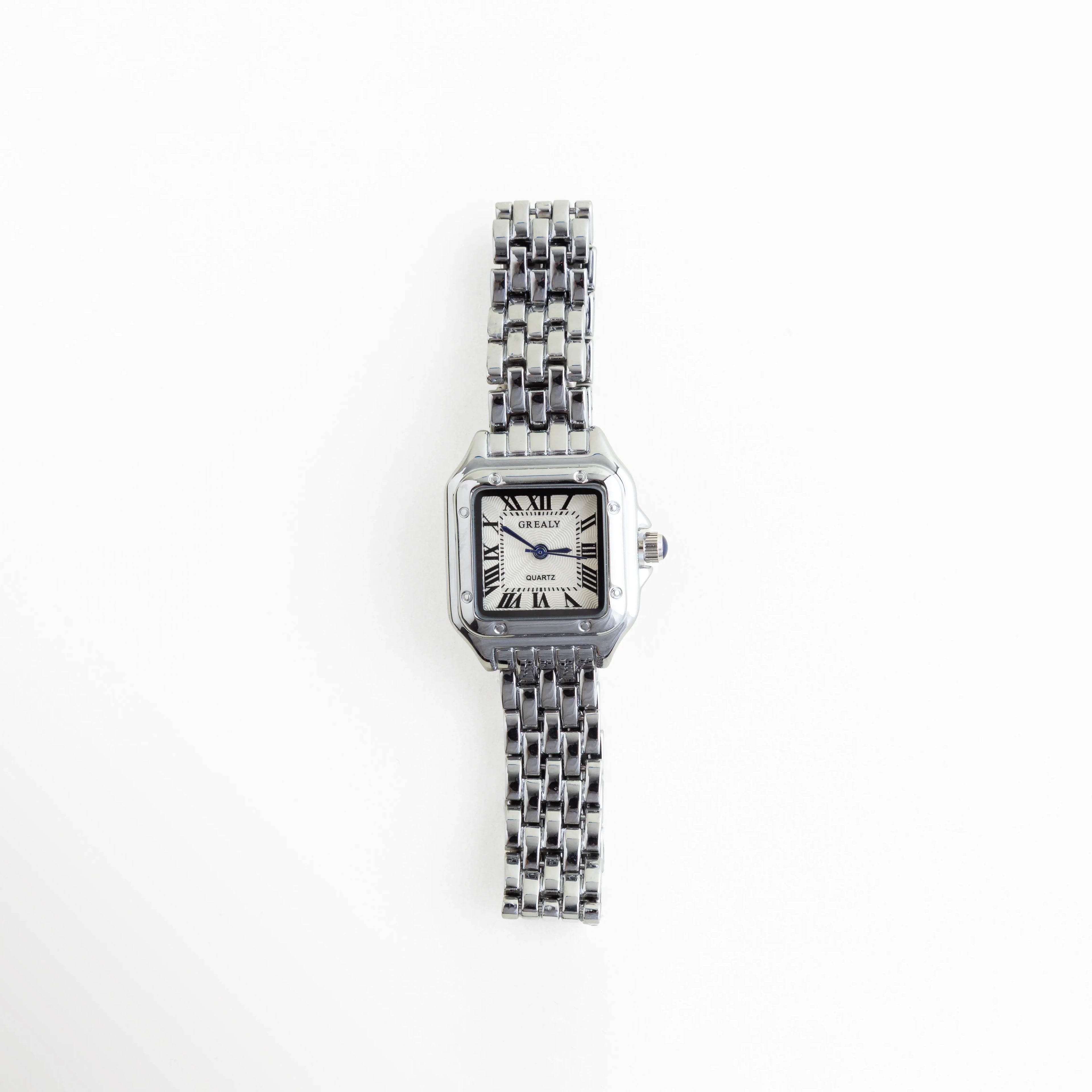 Reloj de mujer con carátula cuadrada y acabado en oro blanco, diseño elegante y sofisticado, Vista frontal de reloj femenino en acero inoxidable con estilo refinado y brillo sutil, Reloj elegante para mujer con carátula pequeña y acabado brillante en oro blanco, Carátula de reloj femenino con diseño moderno y acabado en acero inoxidable en tono plata, Reloj de mujer sofisticado con acabado en oro blanco y estilo delicado para uso diario.