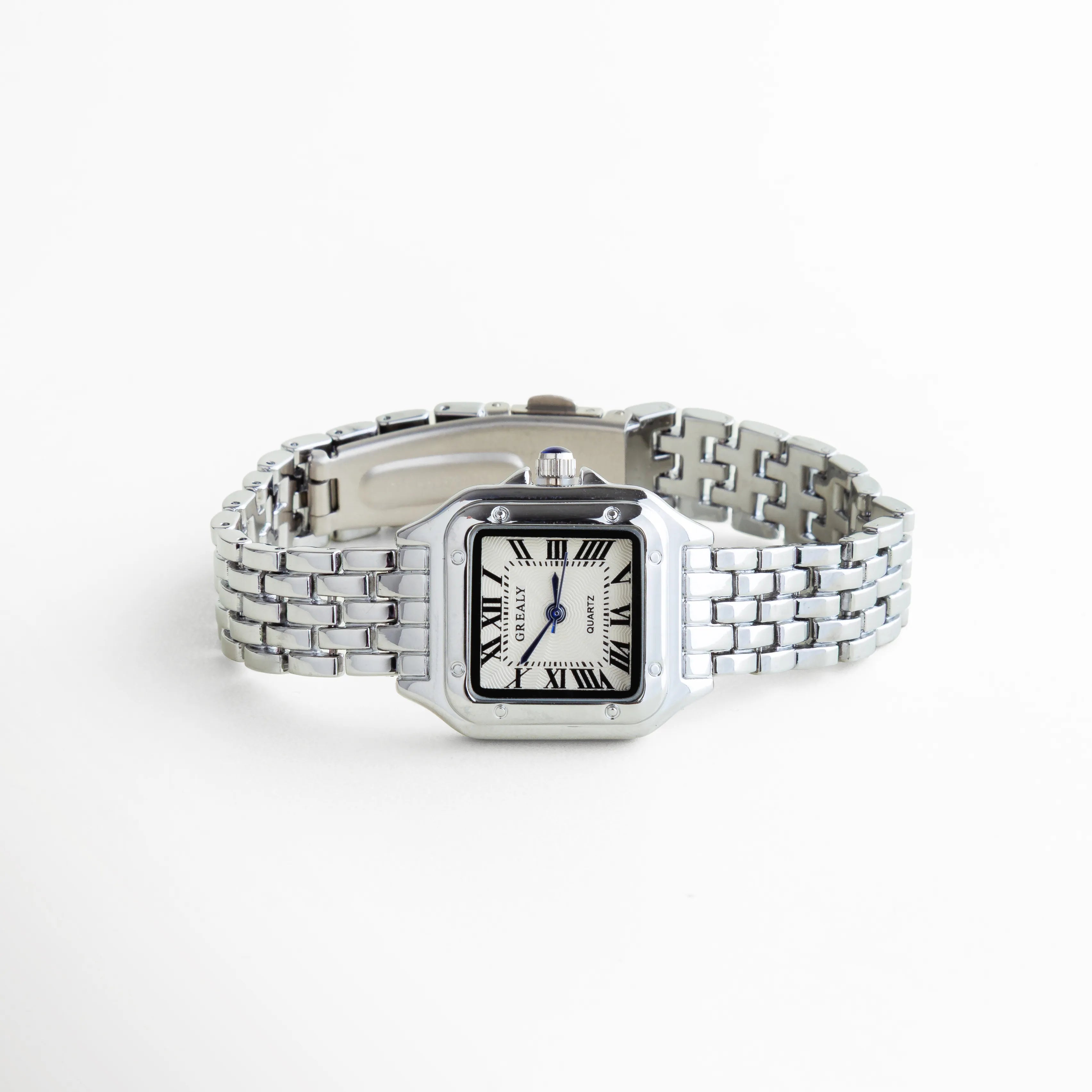 Reloj de mujer en vista diagonal con acabado en oro blanco y diseño sofisticado, Perspectiva del reloj femenino con carátula cuadrada y brazalete metálico elegante, Reloj elegante en acero inoxidable mostrado en ángulo para destacar su diseño refinado, Vista diagonal de reloj para mujer con estilo delicado y acabado brillante, Reloj femenino moderno con diseño versátil y elegante en tono oro blanco.