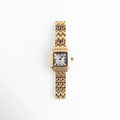 Reloj de mujer con carátula cuadrada y acabado dorado, diseño elegante y sofisticado, Vista frontal de reloj femenino en acero inoxidable con acabado en oro y estilo refinado, Reloj elegante para mujer con carátula pequeña y acabado brillante en tono dorado, Carátula de reloj femenino con diseño delicado y estructura moderna en acero inoxidable dorado, Reloj sofisticado para mujer con acabado en oro y estilo atemporal para cualquier ocasión.