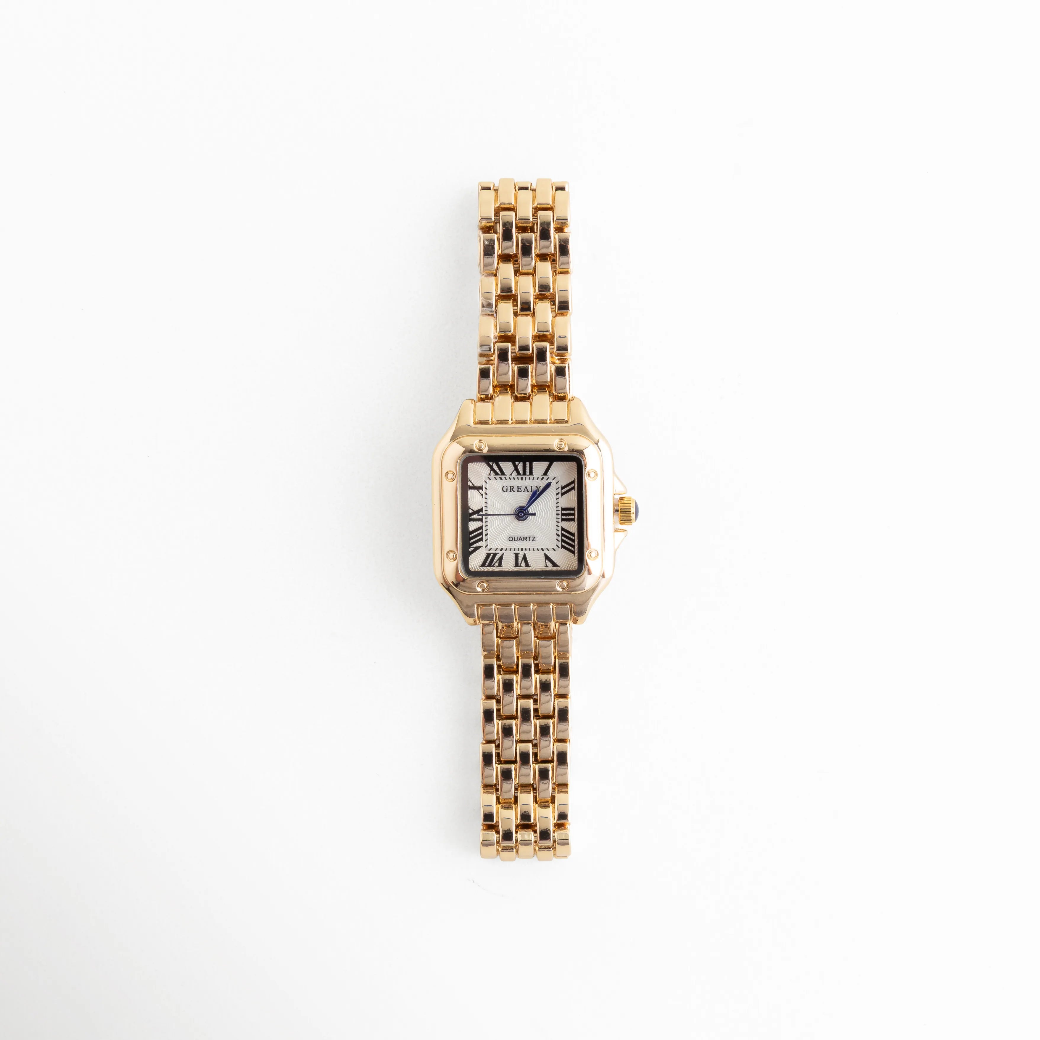 Reloj de mujer con carátula cuadrada y acabado dorado, diseño elegante y sofisticado, Vista frontal de reloj femenino en acero inoxidable con acabado en oro y estilo refinado, Reloj elegante para mujer con carátula pequeña y acabado brillante en tono dorado, Carátula de reloj femenino con diseño delicado y estructura moderna en acero inoxidable dorado, Reloj sofisticado para mujer con acabado en oro y estilo atemporal para cualquier ocasión.