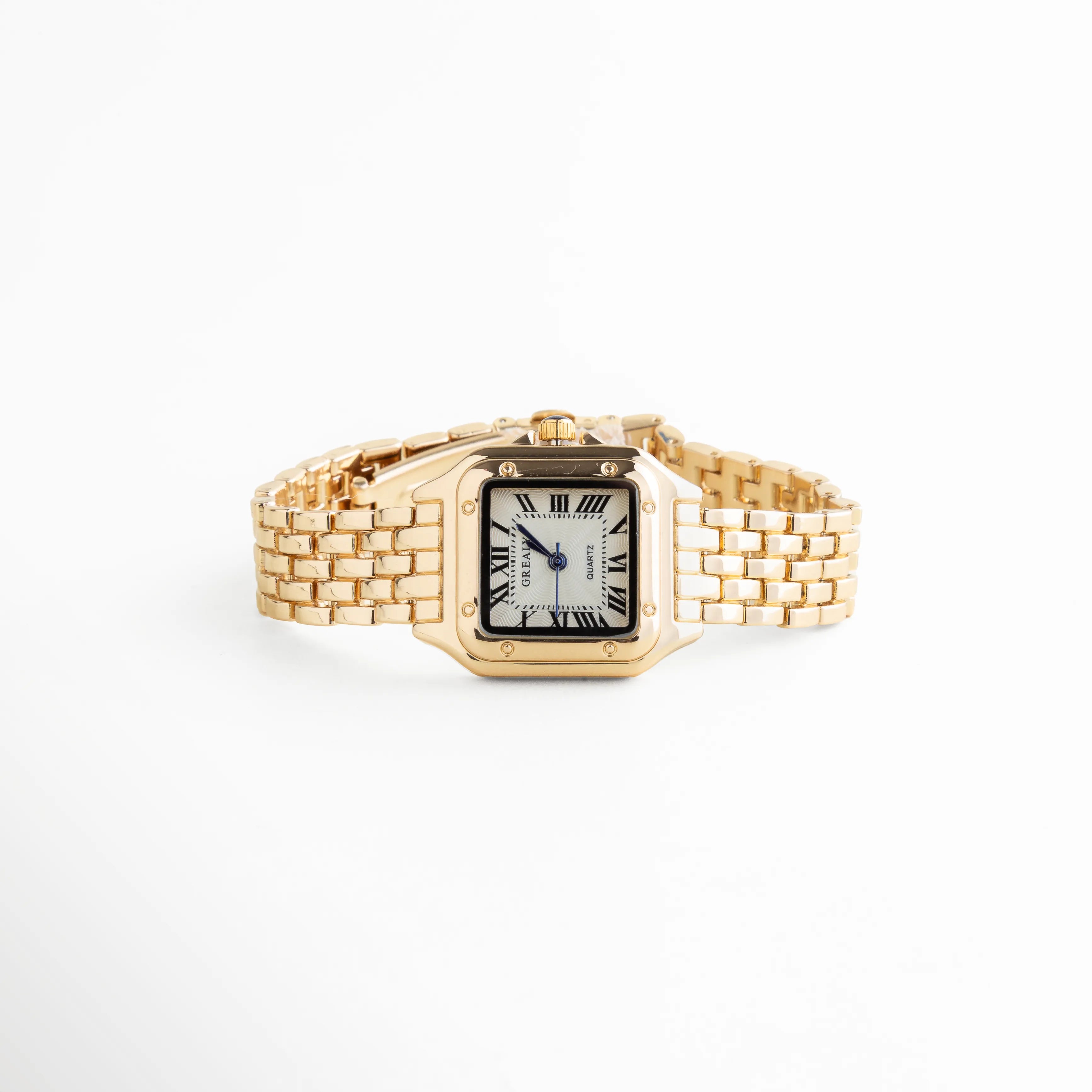 Reloj de mujer en vista diagonal con acabado dorado y diseño sofisticado, Perspectiva del reloj femenino con carátula cuadrada y brazalete metálico elegante, Reloj elegante en acero inoxidable dorado mostrado en ángulo para destacar su diseño refinado, Vista diagonal de reloj para mujer con estilo delicado y acabado brillante en oro, Reloj femenino moderno con diseño versátil y elegante en tono dorado.