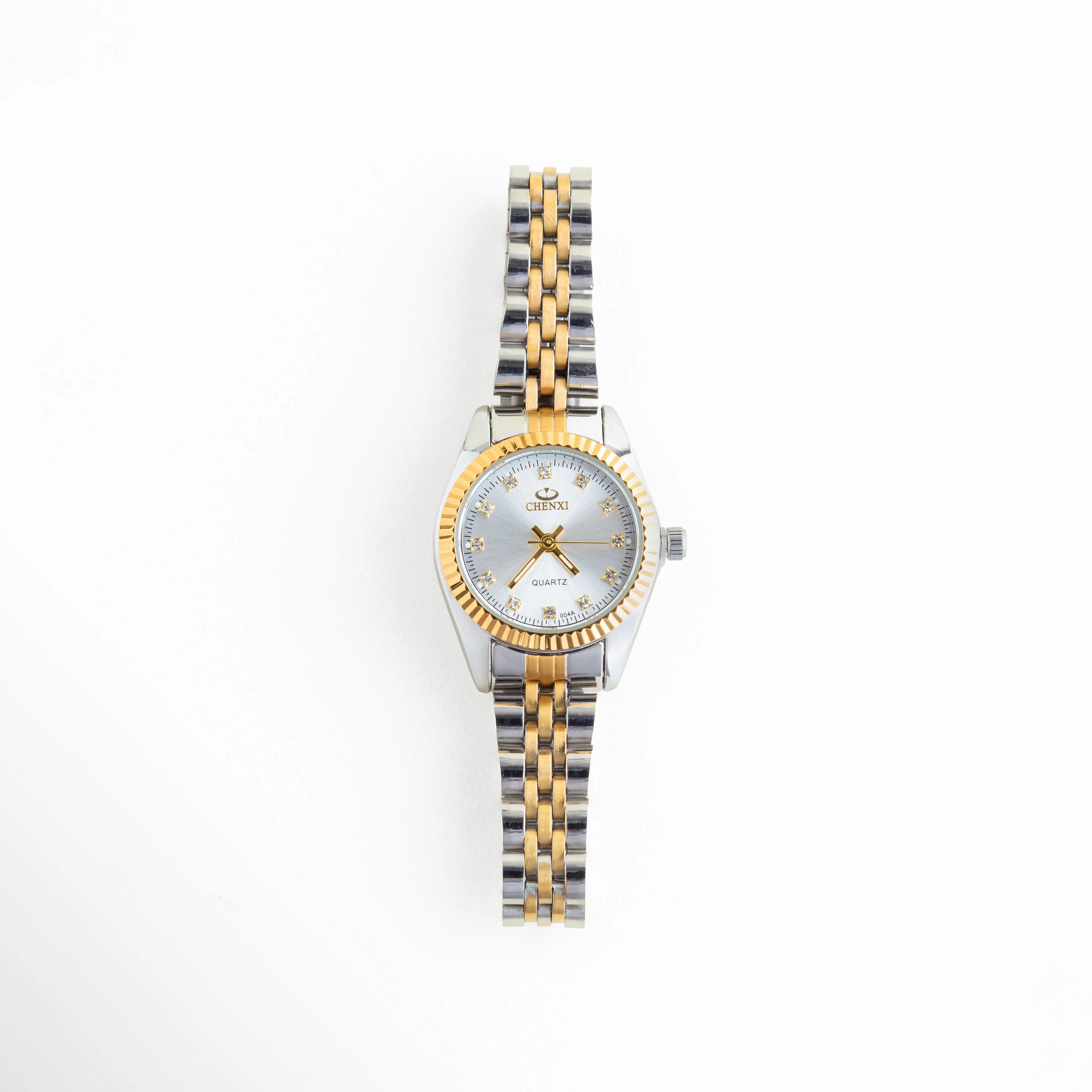 Reloj Bronte para mujer con carátula rectangular y acabado en oro y oro blanco de estilo elegante, Vista frontal del Reloj Bronte en acero inoxidable con diseño sofisticado y detalles brillantes, Reloj femenino Bronte con carátula refinada y combinación de tonos oro y oro blanco, Reloj elegante de mujer con acabado bicolor en oro y oro blanco, ideal para looks sofisticados, Carátula del Reloj Bronte con diseño atemporal, femenino y acabado brillante en acero inoxidable
