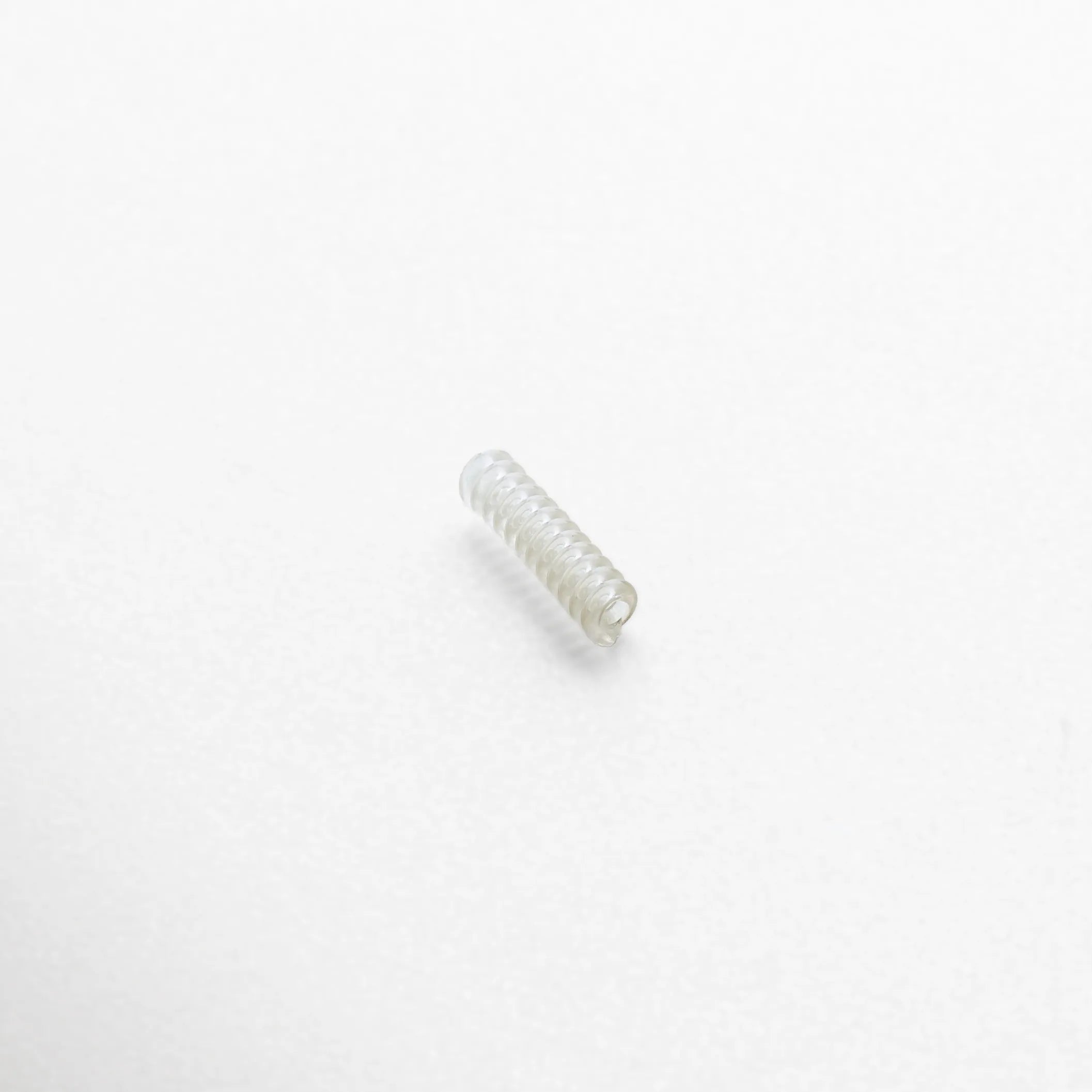 Resorte transparente de silicón flexible para anillos, diseñado para adaptarse fácilmente a distintas medidas. Su acabado liso y translúcido lo hace imperceptible al usarlo, garantizando un ajuste cómodo y discreto.