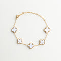 Pulsera dorada con dijes de trébol blanco y acabado elegante, Pulsera de acero inoxidable con tréboles de nácar y baño en oro 18K, Pulsera femenina con dijes de trébol blanco y diseño delicado, Pulsera elegante con detalles de trébol y piedras de nácar, Pulsera completa con tréboles blancos y estilo sofisticado