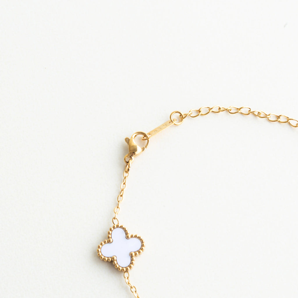Cierre de pulsera dorada con cadena ajustable de 16 + 4.5 cm, Detalle del broche en pulsera con acabado en oro 18K, Sistema de cierre en pulsera con extensión ajustable, Broche metálico de pulsera con diseño funcional, Cierre de pulsera con cadena fina y acabado brillante