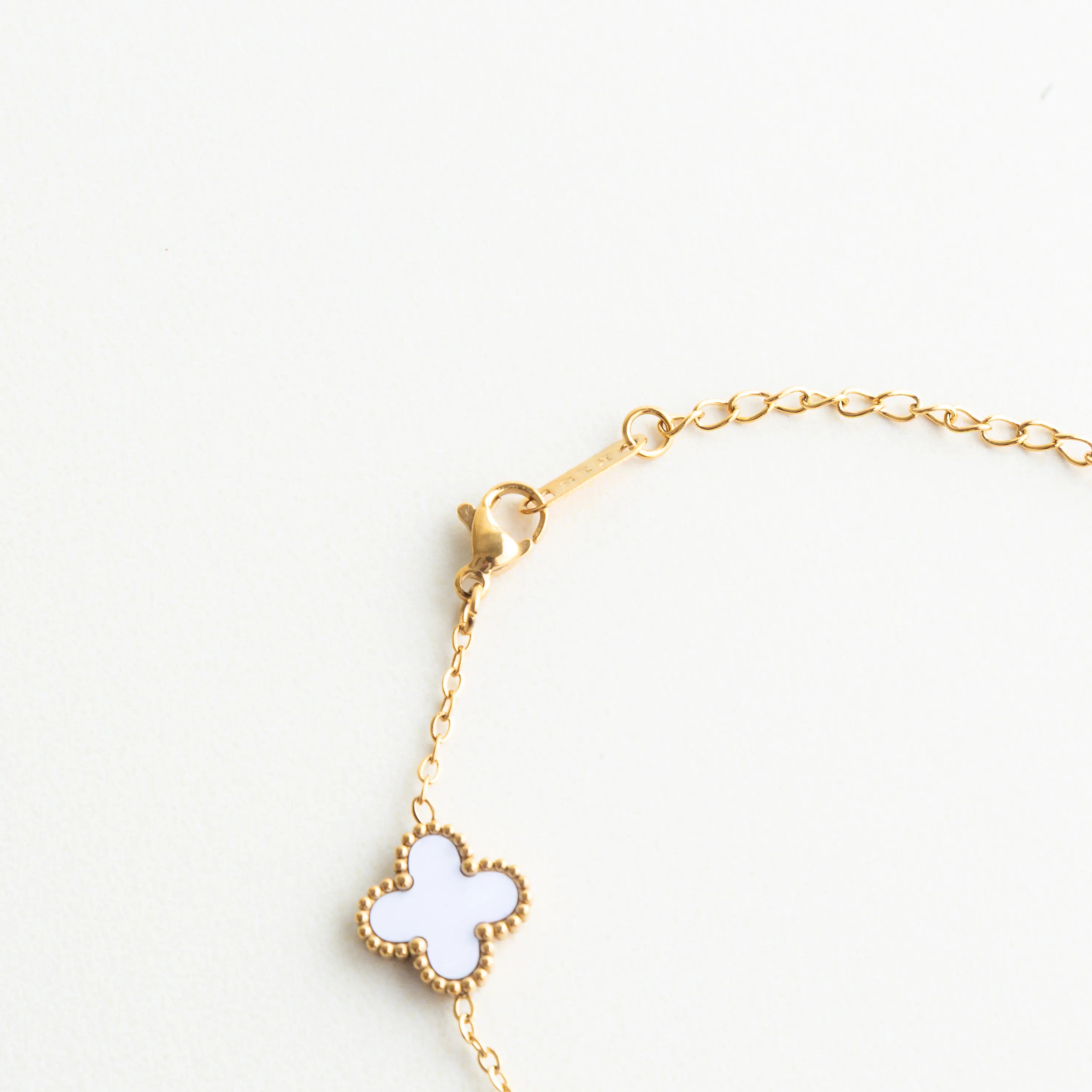 Cierre de pulsera dorada con cadena ajustable de 16 + 4.5 cm, Detalle del broche en pulsera con acabado en oro 18K, Sistema de cierre en pulsera con extensión ajustable, Broche metálico de pulsera con diseño funcional, Cierre de pulsera con cadena fina y acabado brillante