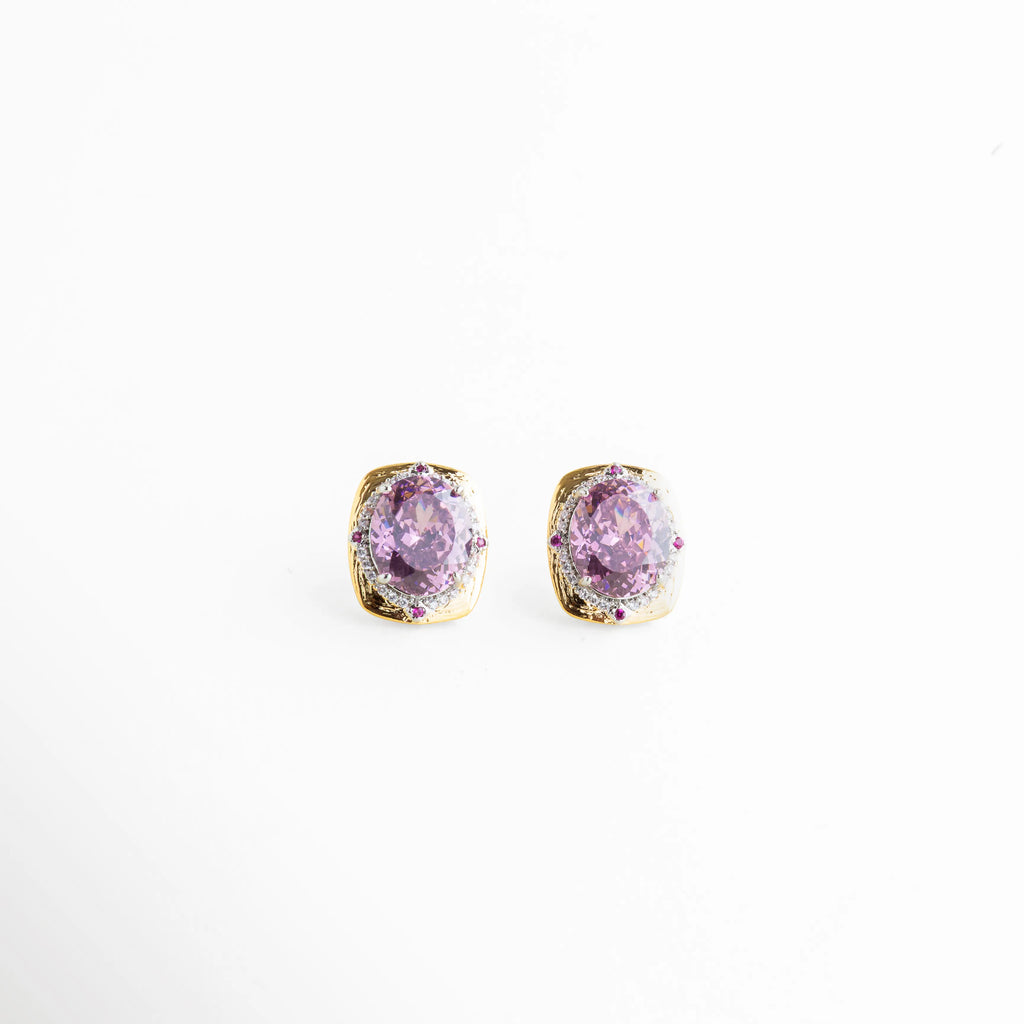 Aretes del Set Loisa con zirconia rosa y acabado dorado elegante. Aretes pequeños dorados con piedra rosa brillante y diseño sofisticado. Aretes de cobre enchapados en oro con zirconia en tono rosado. Aretes femeninos con zirconia ovalada y acabado refinado en tono dorado. Aretes delicados del Set Loisa con brillo sutil y estilo elegante