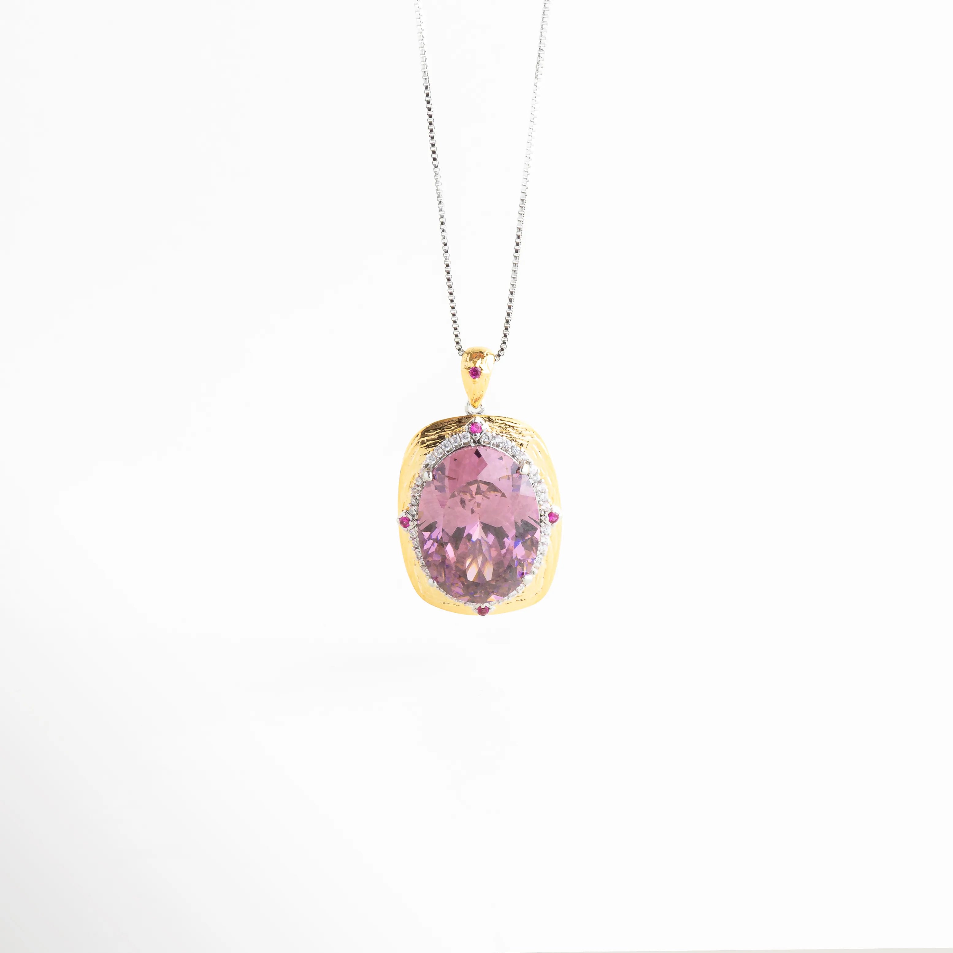 Collar del Set Loisa con dije ovalado de zirconia rosa y cadena fina dorada, Collar delicado con colgante brillante en tono rosado y acabado elegante, Cadena fina dorada con dije ovalado de zirconia del Set Loisa, Collar femenino con piedra rosa y diseño sofisticado en tono oro, Collar elegante con colgante de zirconia y brillo delicado para mujer.