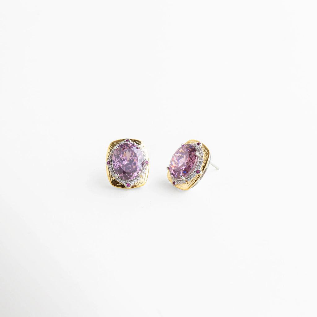 Detalle de aretes del Set Loisa con zirconias rosadas y acabado dorado brillante, Close up de aretes pequeños con piedra rosa y diseño refinado, Detalle de aretes elegantes con zirconia ovalada en tono rosado, Acercamiento de aretes dorados con brillo delicado y estilo femenino, Vista cercana de aretes del Set Loisa con acabado sofisticado.