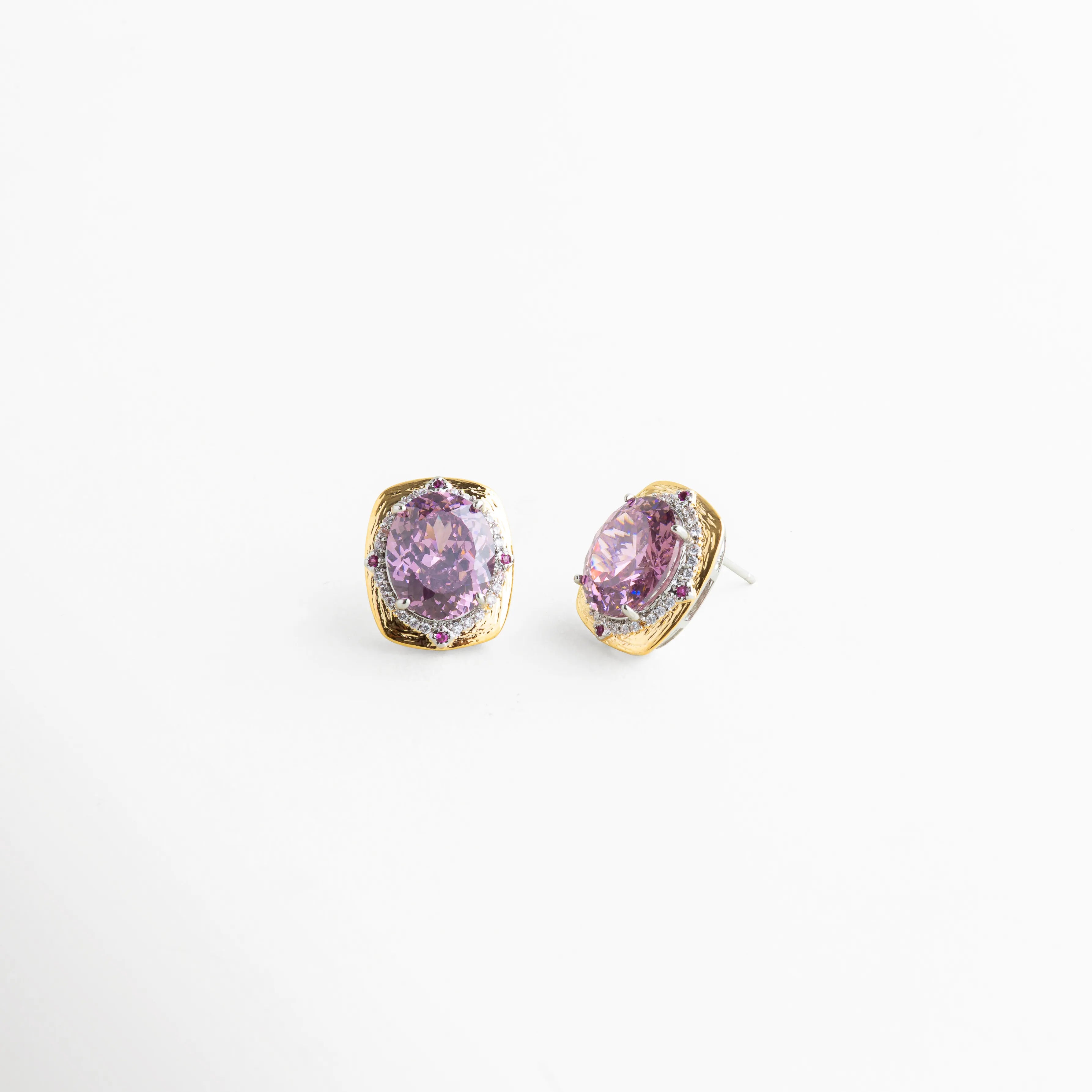 Detalle de aretes del Set Loisa con zirconias rosadas y acabado dorado brillante, Close up de aretes pequeños con piedra rosa y diseño refinado, Detalle de aretes elegantes con zirconia ovalada en tono rosado, Acercamiento de aretes dorados con brillo delicado y estilo femenino, Vista cercana de aretes del Set Loisa con acabado sofisticado.
