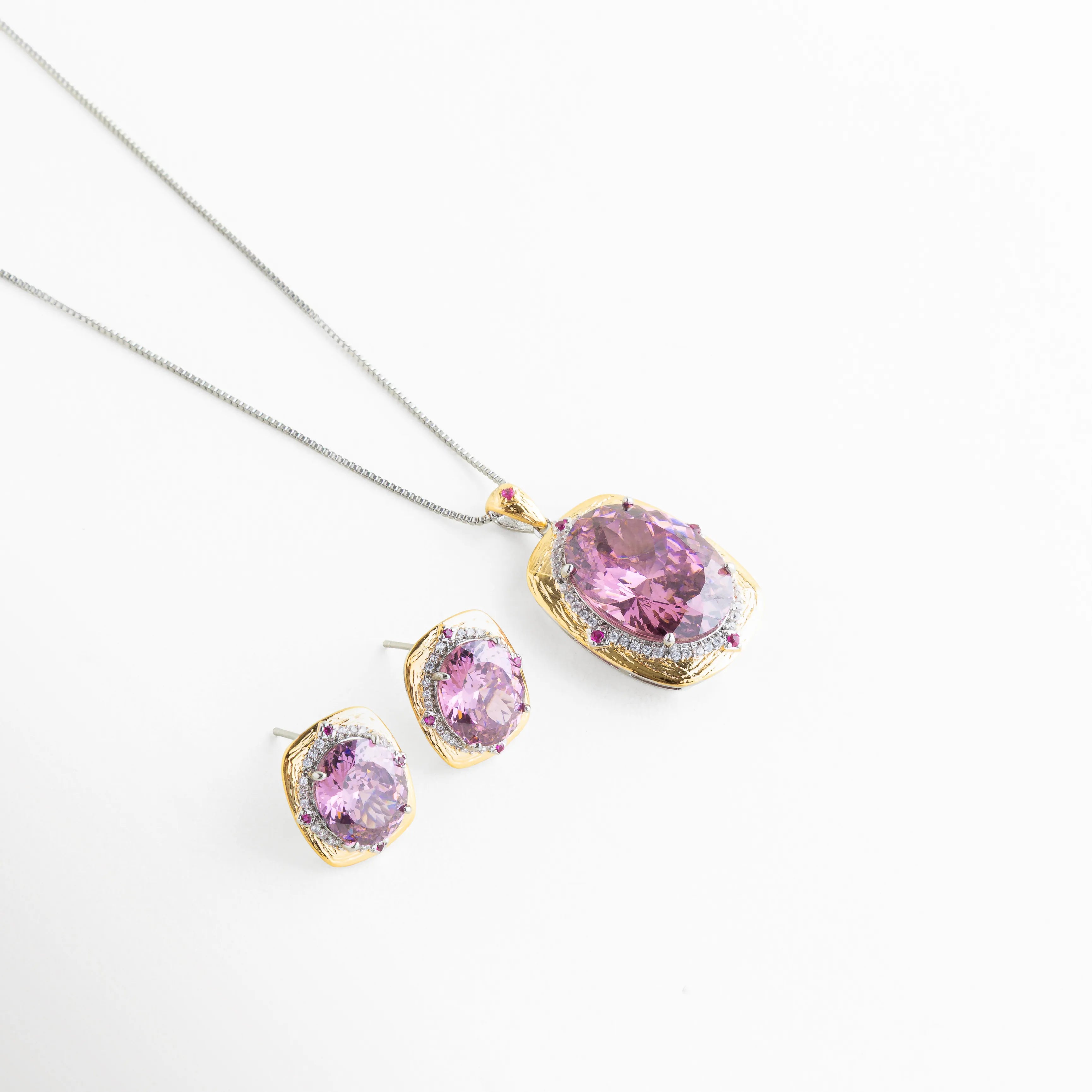 Vista inclinada del Set Loisa con collar y aretes de zirconia rosa, Set de joyería dorada con aretes y collar de piedra rosada brillante, Conjunto elegante de collar y aretes con zirconia ovalada en tono rosa, Set femenino de bisutería fina con acabado dorado y brillo sofisticado, Set Loisa con diseño delicado y elegante para complementar cualquier look.