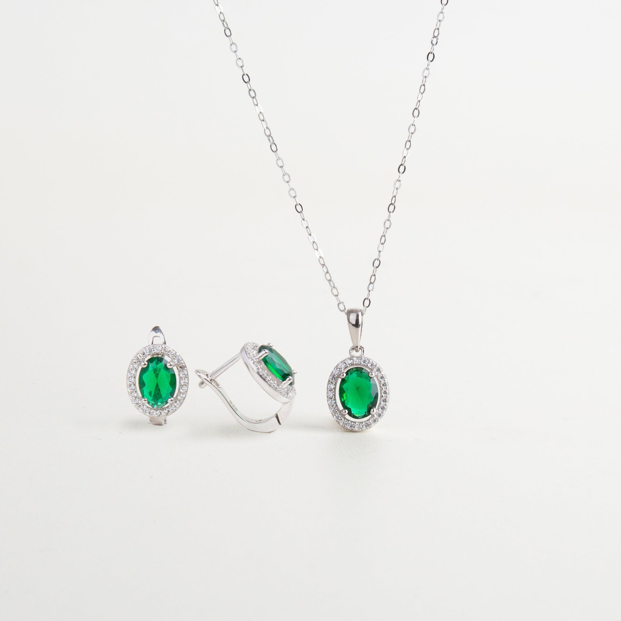set de joyería plateado con piedra verde, collar y aretes plateados elegantes, conjunto de joyas verde esmeralda, joyería plateada con cristales, set de collar y aretes para regalo, accesorios de fiesta plateados