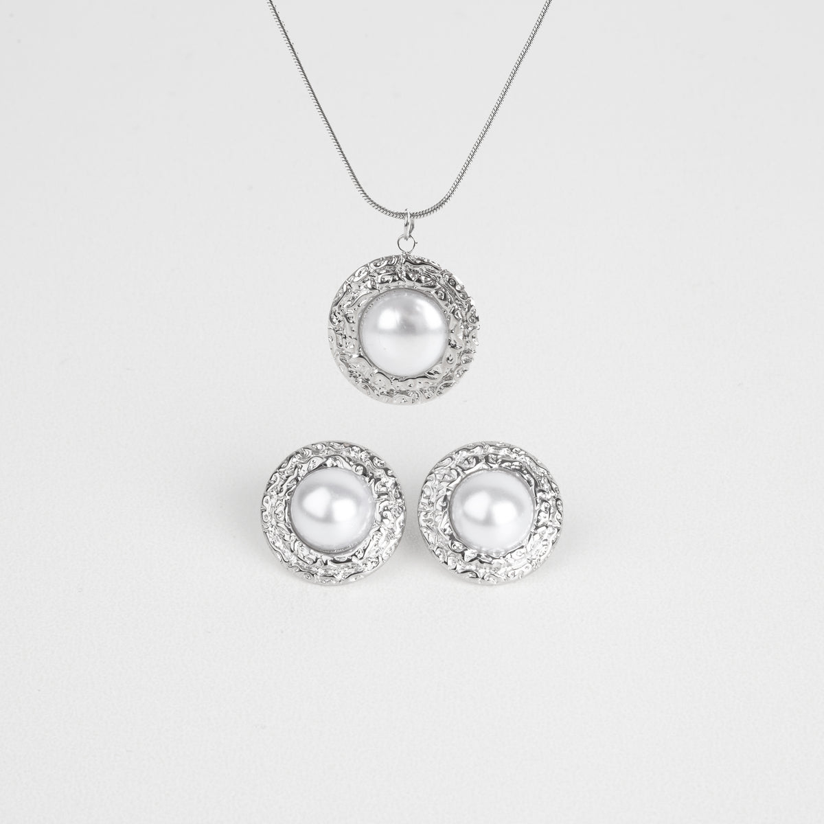 set de collar con aretes de borde plateado con incrustación de perla, aretes y collar modernos y atemporales 