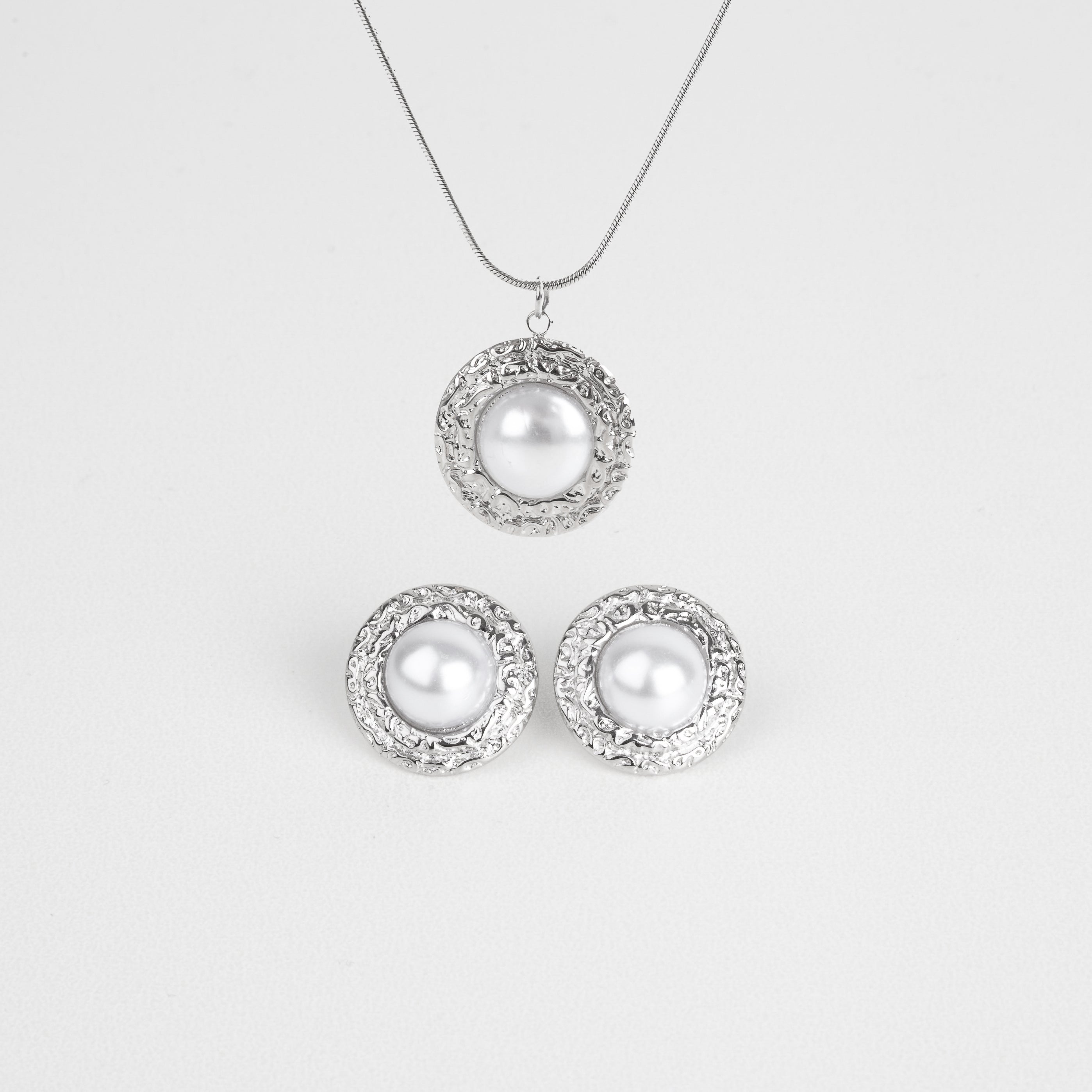 set de collar con aretes de borde plateado con incrustación de perla, aretes y collar modernos y atemporales 