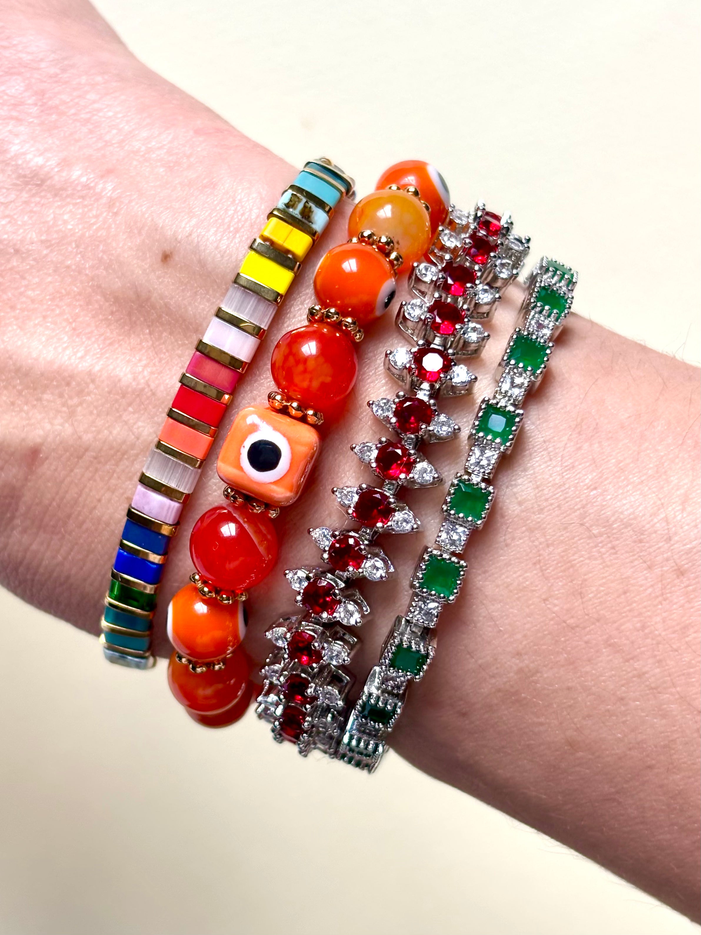 Pulsera Green Squares con zirconias corte princesa puesta en modelo, diseño elegante y luminoso que aporta un toque de lujo atemporal, ideal para bodas, eventos especiales o para realzar looks con sofisticación
